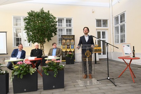 Megnyílt a Barátok kávézó csendes belső terasza Fehérvár belvárosában